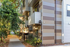 Luxurious Brownstone Retreat - Walk to DT/Golden1
